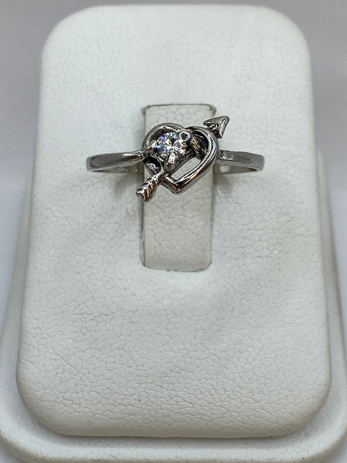 Anillo Corazón con Flecha y Zirconia en Plata 925