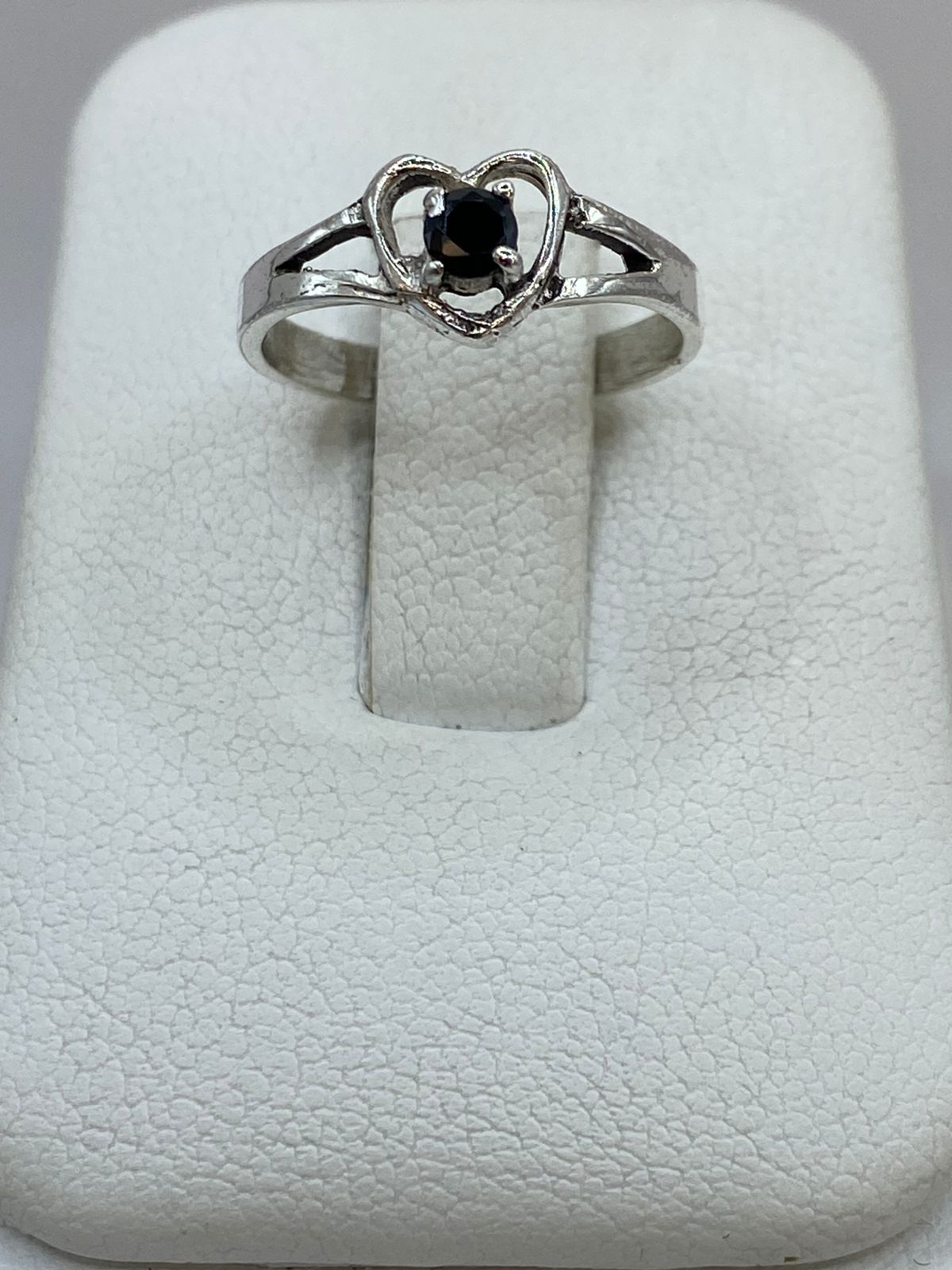 Anillo de Corazón con Piedra Negra en Plata Ley 925