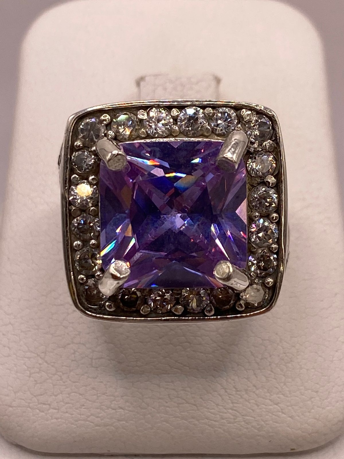 Anillo Cuadrado Violeta con Halo de Brillo Intenso Plata Ley 925