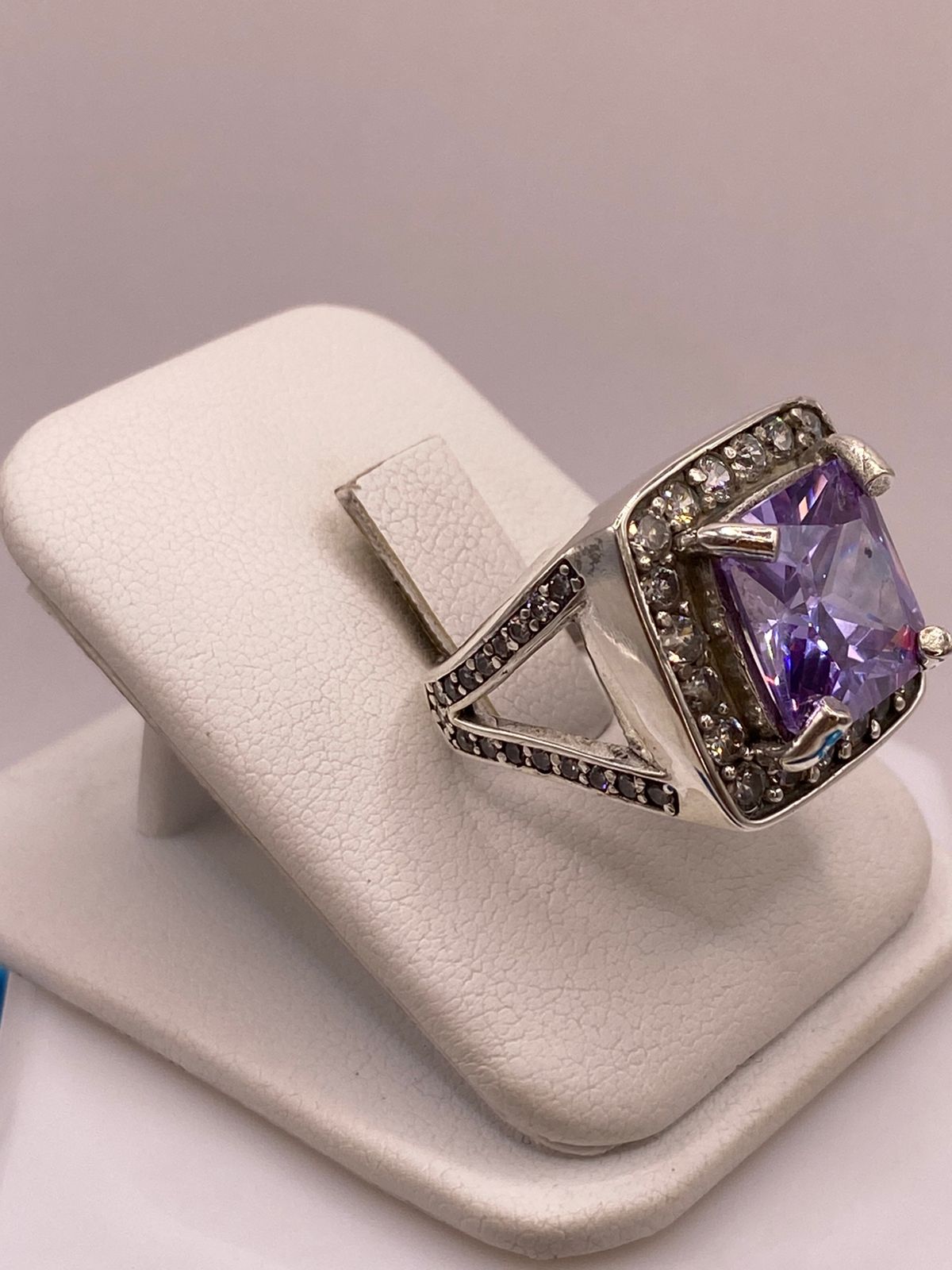 Anillo Cuadrado Violeta con Halo de Brillo Intenso Plata Ley 925