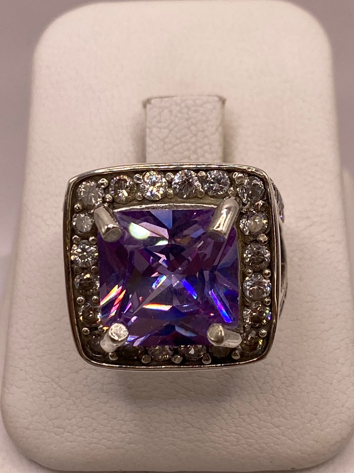 Anillo Cuadrado Violeta con Halo de Brillo Intenso Plata Ley 925