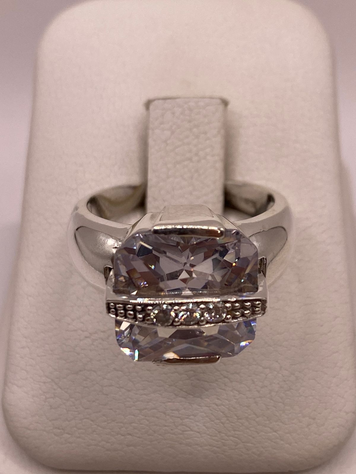 Anillo Cuadrado con Zirconia Blanca en Plata Ley 925