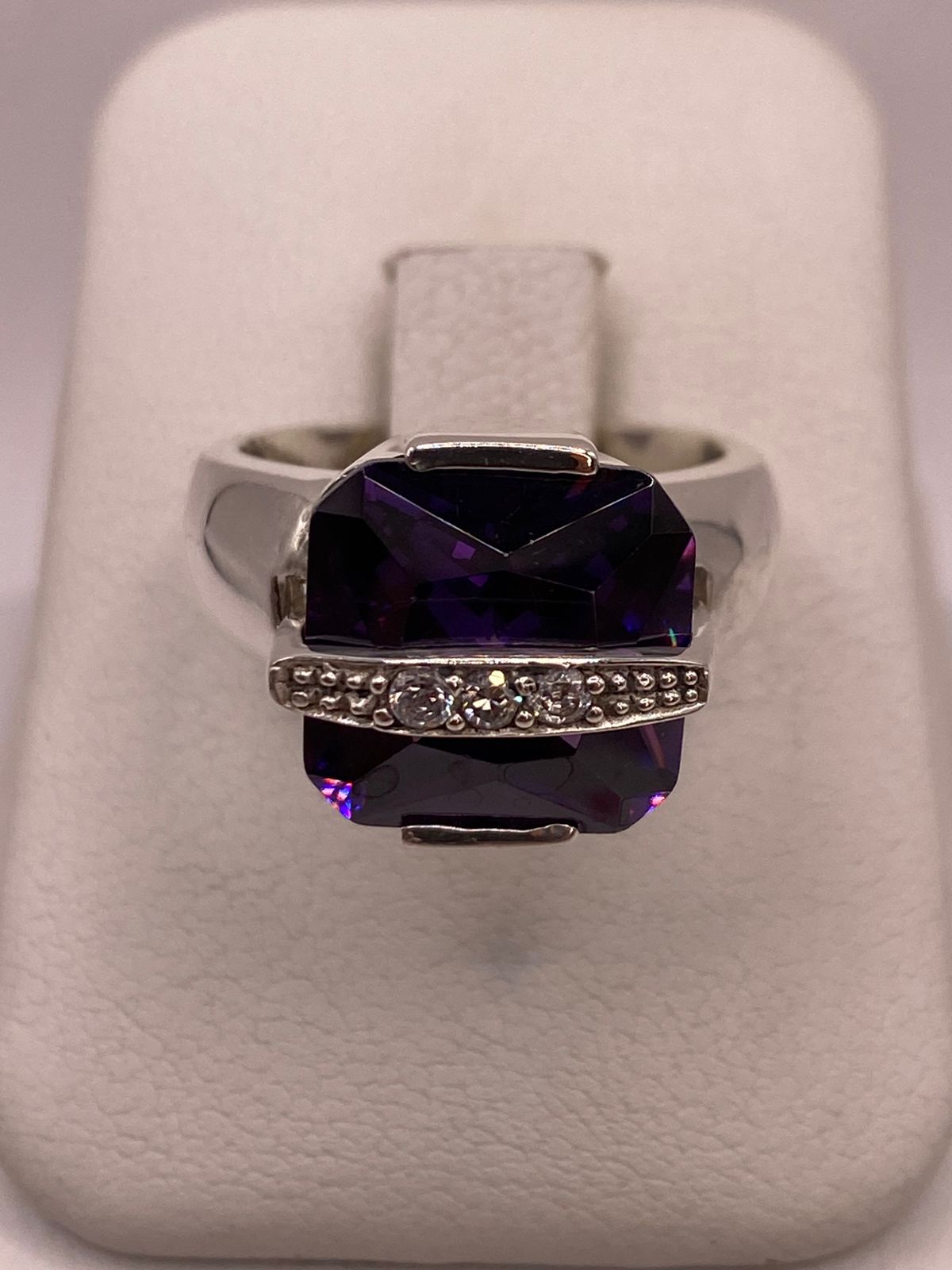 Anillo Cuadrado con Zirconia Morada en Plata Ley 925