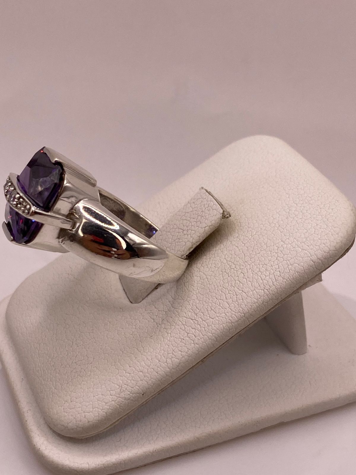 Anillo Cuadrado con Zirconia Morada en Plata Ley 925