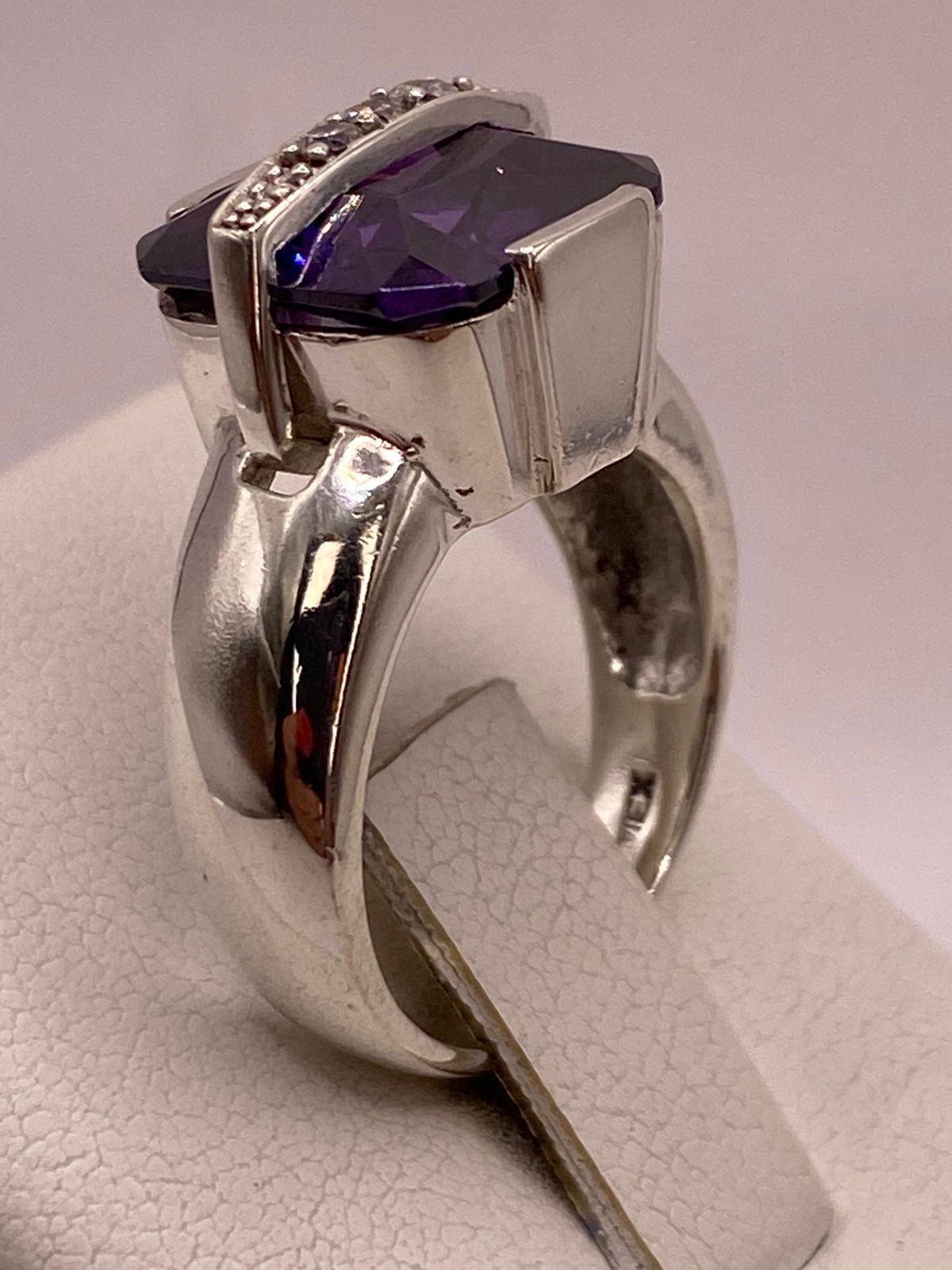 Anillo Cuadrado con Zirconia Morada en Plata Ley 925
