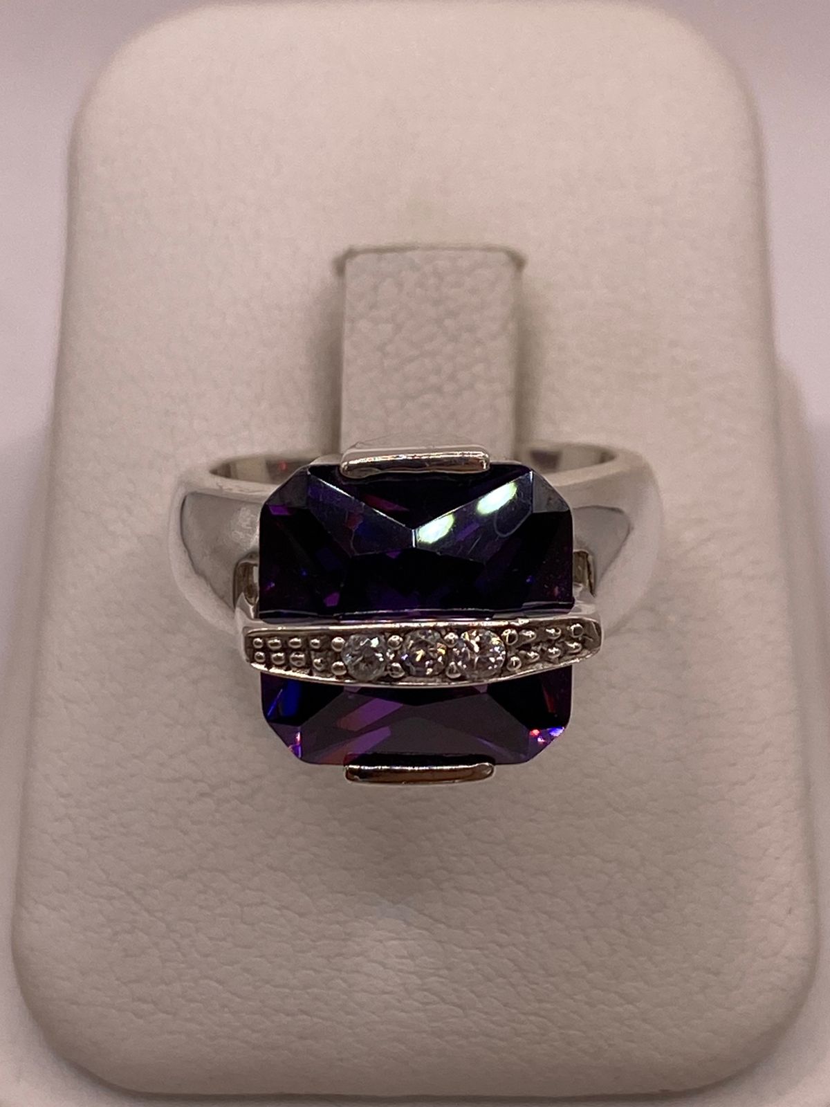 Anillo Cuadrado con Zirconia Morada en Plata Ley 925