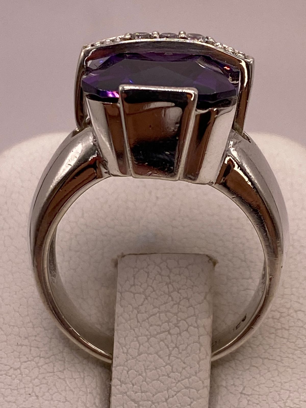 Anillo Cuadrado con Zirconia Morada en Plata Ley 925