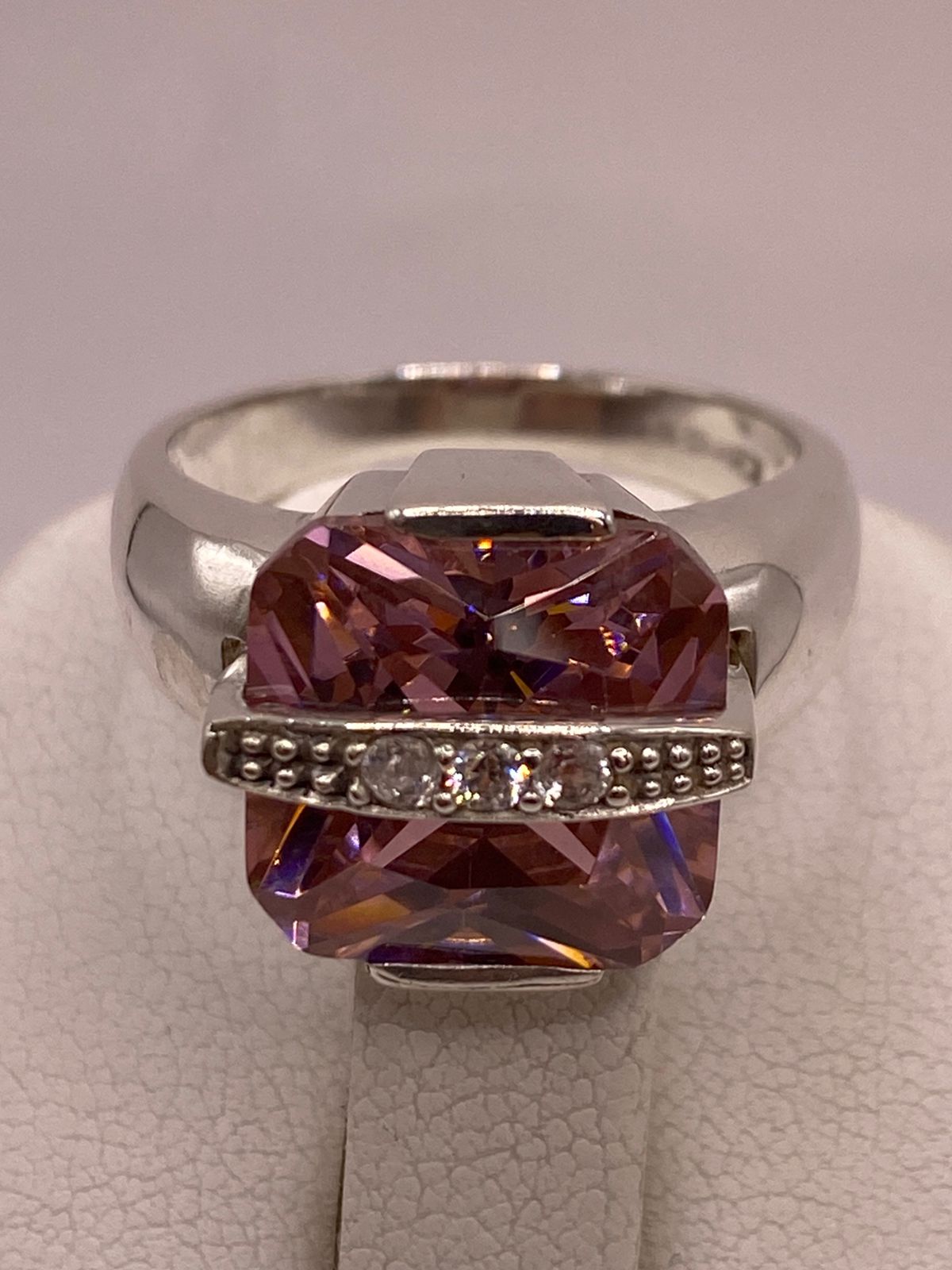 Anillo Cuadrado con Zirconia Rosa en Plata Ley 925