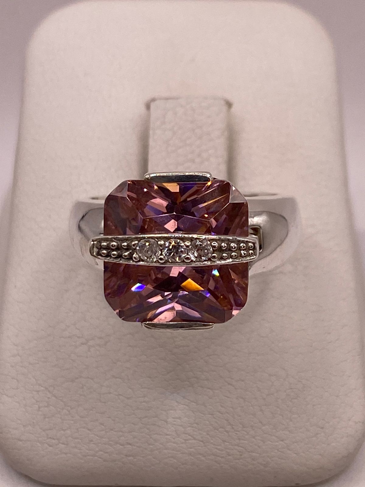 Anillo Cuadrado con Zirconia Rosa en Plata Ley 925