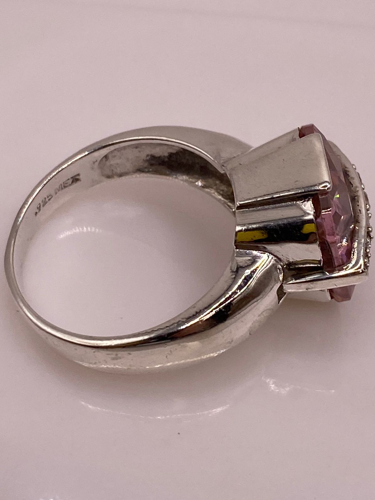 Anillo Cuadrado con Zirconia Rosa en Plata Ley 925