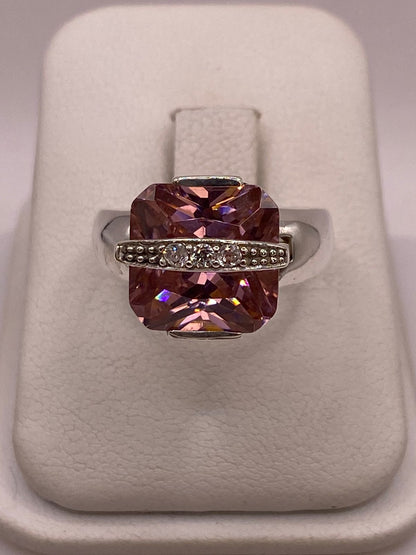 Anillo Cuadrado con Zirconia Rosa en Plata Ley 925, vista frontal