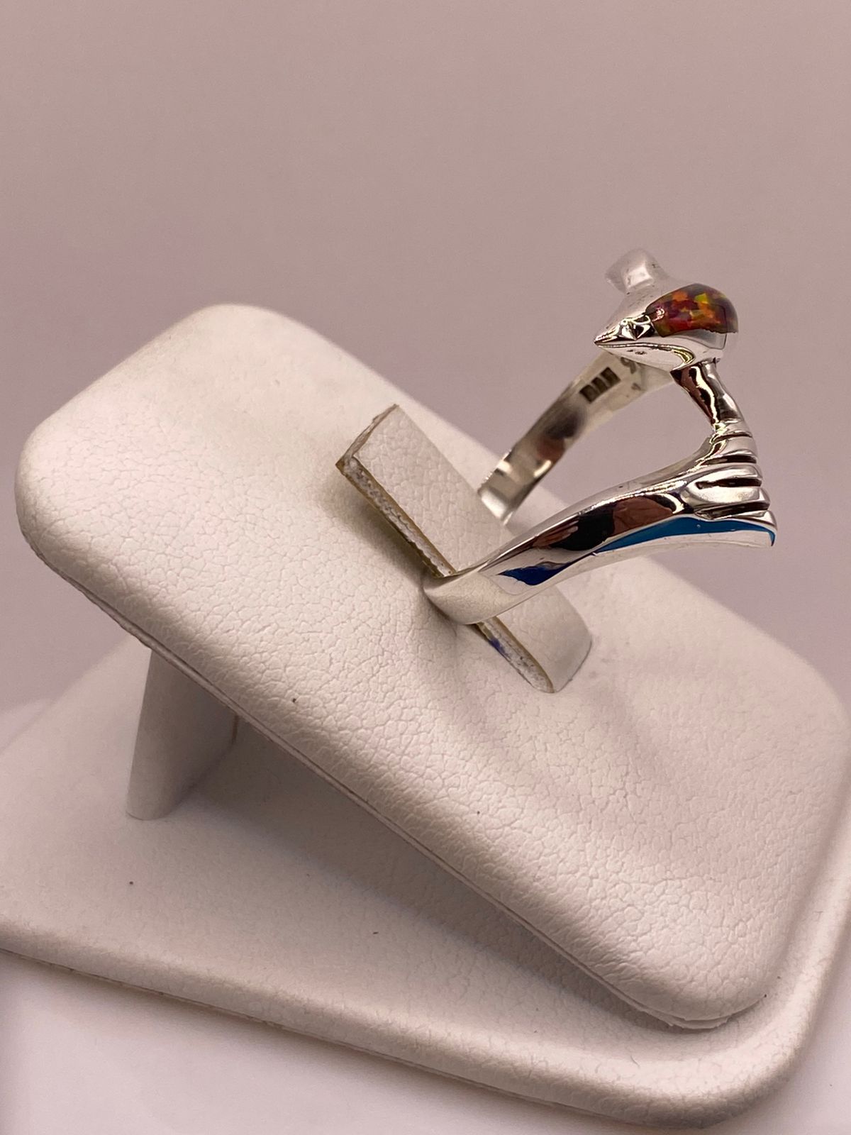 ANILLO DELFÍN MARINO DE PLATA LEY 950 CON ÓPALO DE FUEGO MULTICOLOR