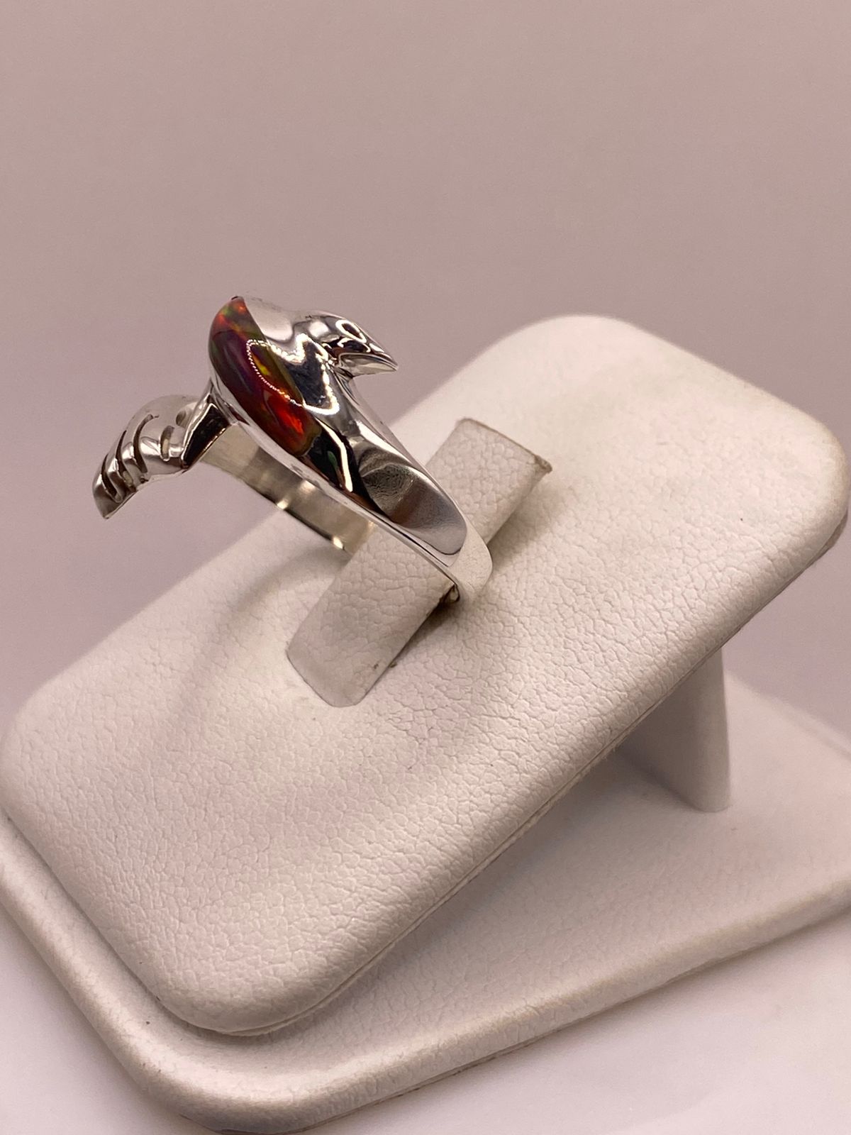 ANILLO DELFÍN MARINO DE PLATA LEY 950 CON ÓPALO DE FUEGO MULTICOLOR