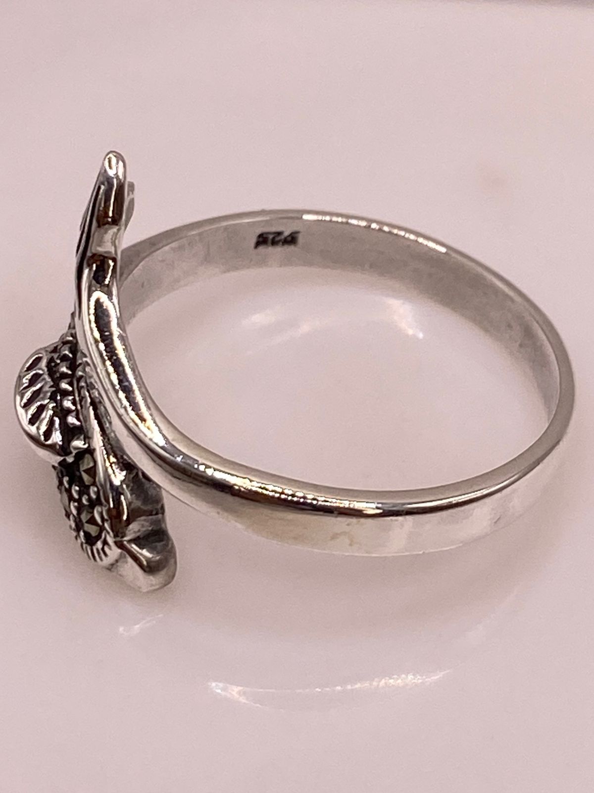 Anillo Delfín con Marquesitas en Plata Ley 925, vista frontal