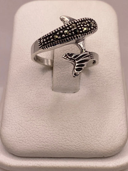 Anillo Delfín Vintage con Marquesitas en Plata Ley 925, vista de detalle