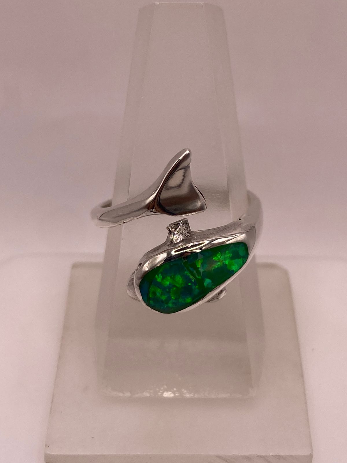 ANILLO DE DELFÍN DE PLATA LEY 950 CON ÓPALO VERDE Y AZUL