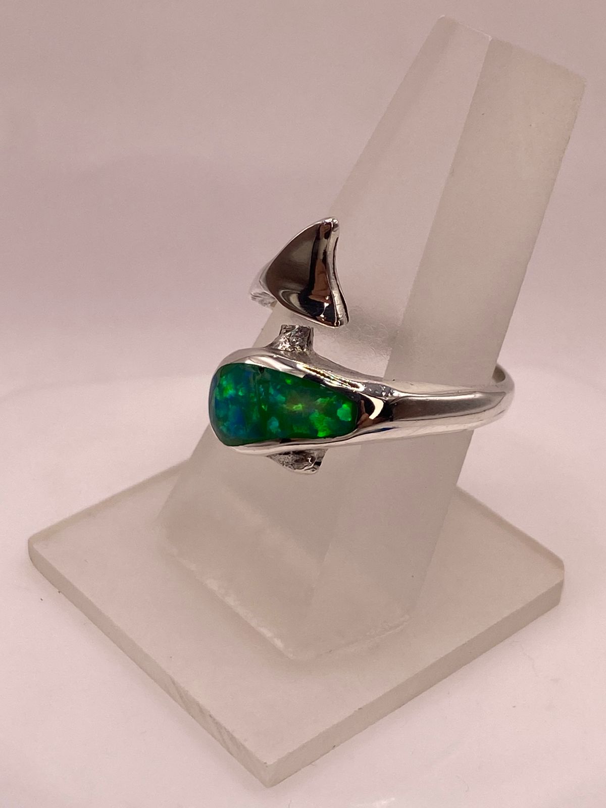 ANILLO DE DELFÍN DE PLATA LEY 950 CON ÓPALO VERDE Y AZUL