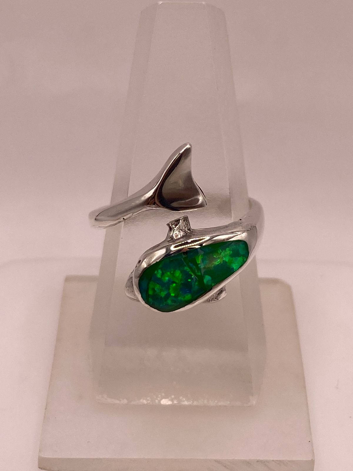 ANILLO DE DELFÍN DE PLATA LEY 950 CON ÓPALO VERDE Y AZUL