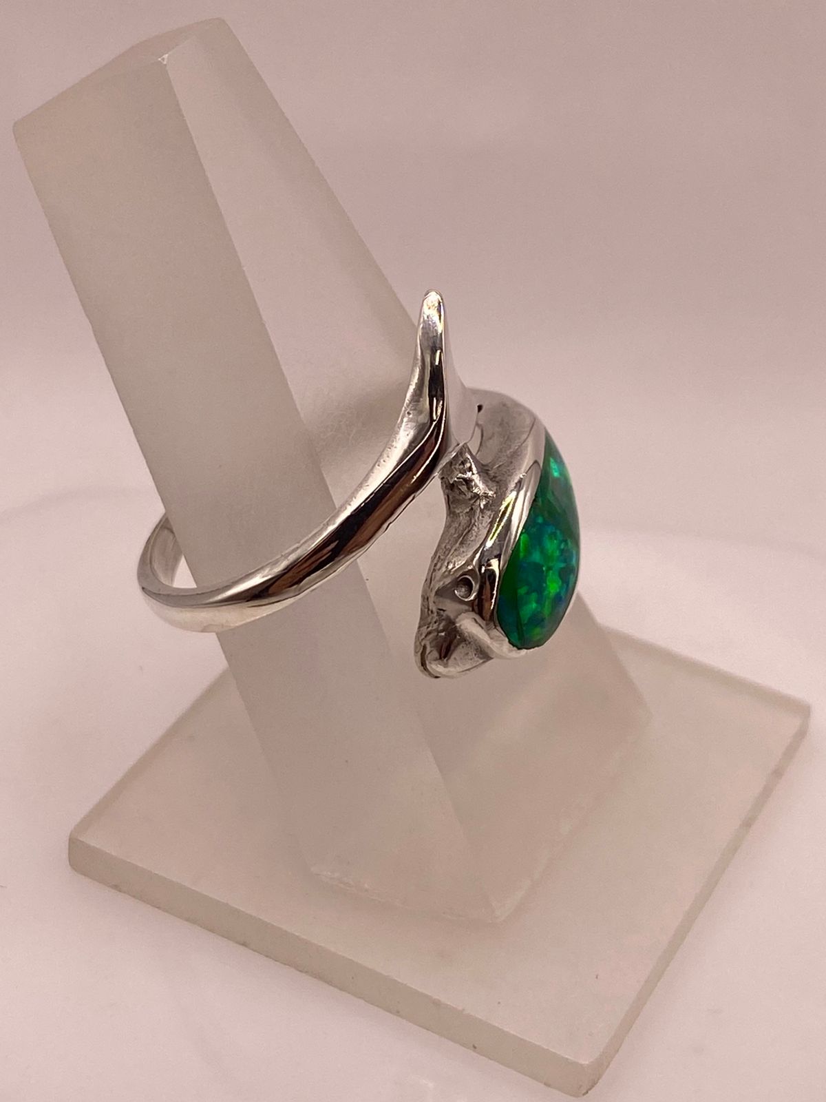 ANILLO DE DELFÍN DE PLATA LEY 950 CON ÓPALO VERDE Y AZUL