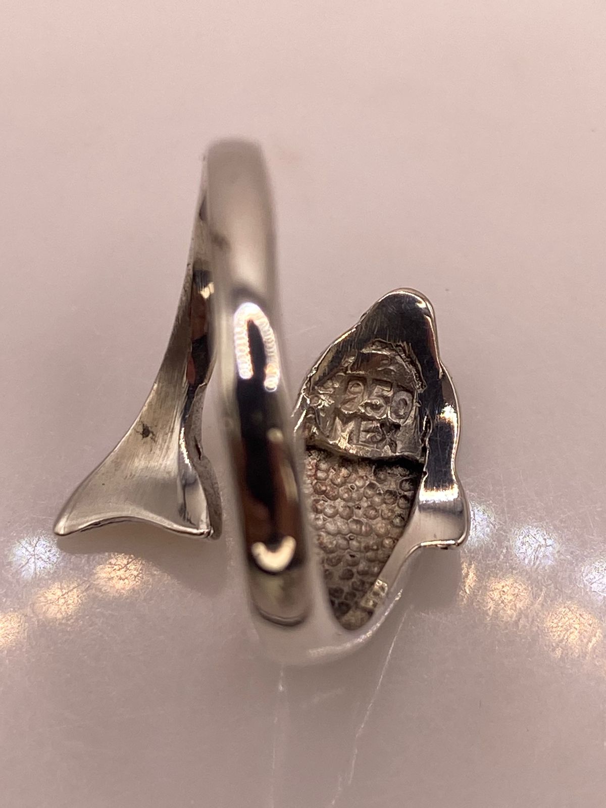 ANILLO DE DELFÍN DE PLATA LEY 950 CON ÓPALO VERDE Y AZUL