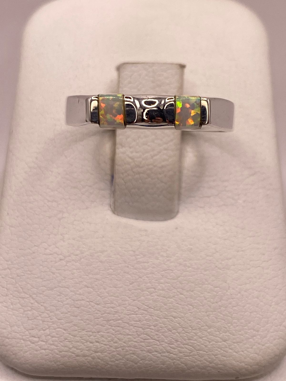 ANILLO DELGADO CON DOBLE INCRUSTACIÓN DE ÓPALO DE FUEGO EN PLATA LEY 950
