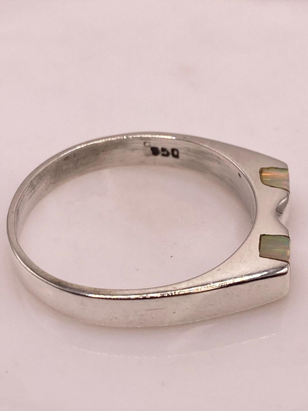 ANILLO DELGADO CON DOBLE INCRUSTACIÓN DE ÓPALO DE FUEGO EN PLATA LEY 950