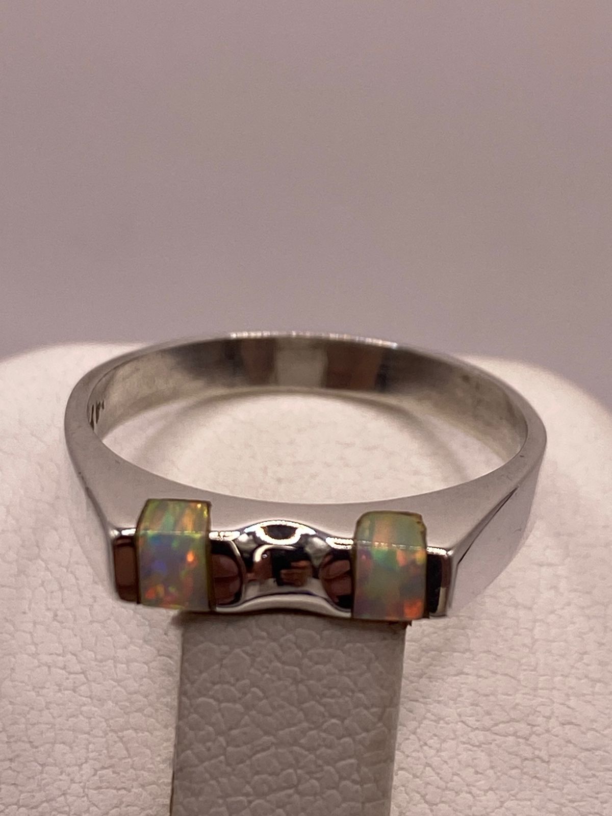 ANILLO DELGADO CON DOBLE INCRUSTACIÓN DE ÓPALO DE FUEGO EN PLATA LEY 950