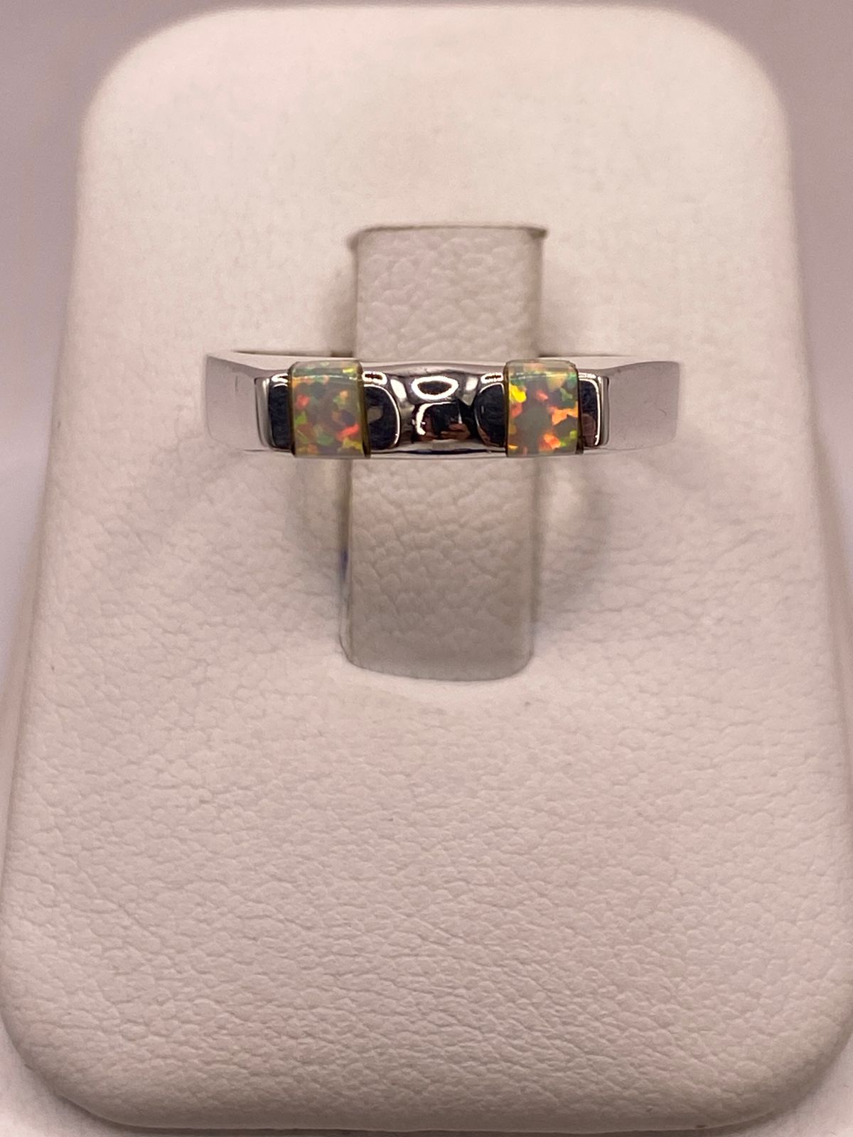 ANILLO DELGADO CON DOBLE INCRUSTACIÓN DE ÓPALO DE FUEGO EN PLATA LEY 950