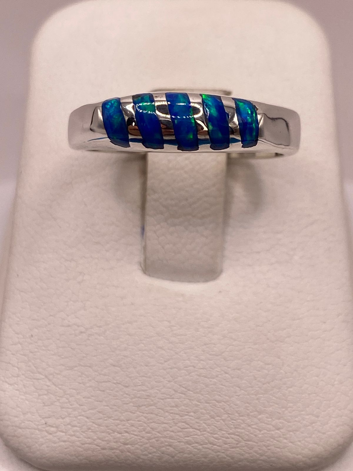 ANILLO DELGADO CON INCRUSTACIONES DE ÓPALO AZUL Y VERDE EN PLATA LEY 950