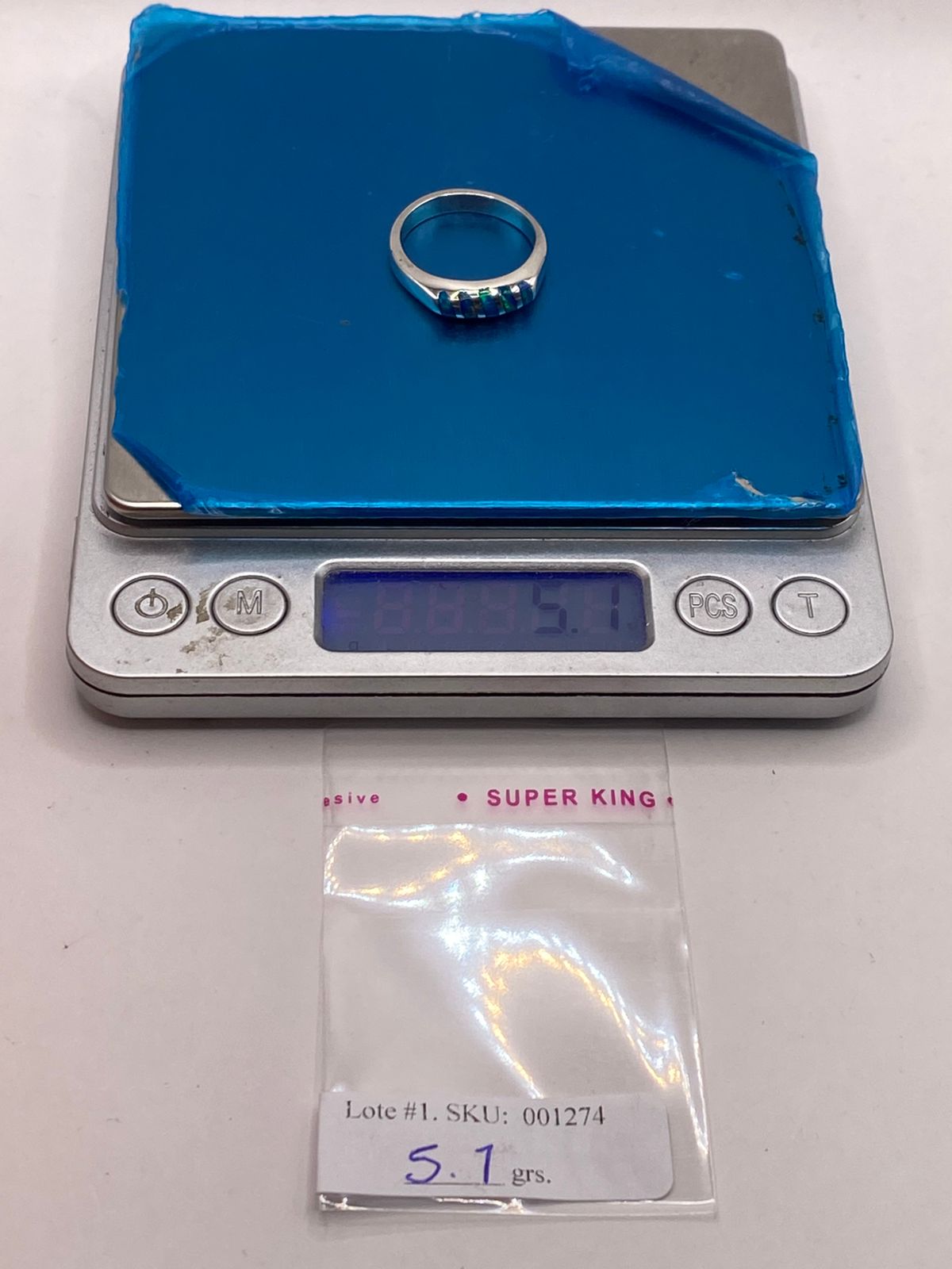 ANILLO DELGADO CON INCRUSTACIONES DE ÓPALO AZUL Y VERDE EN PLATA LEY 950