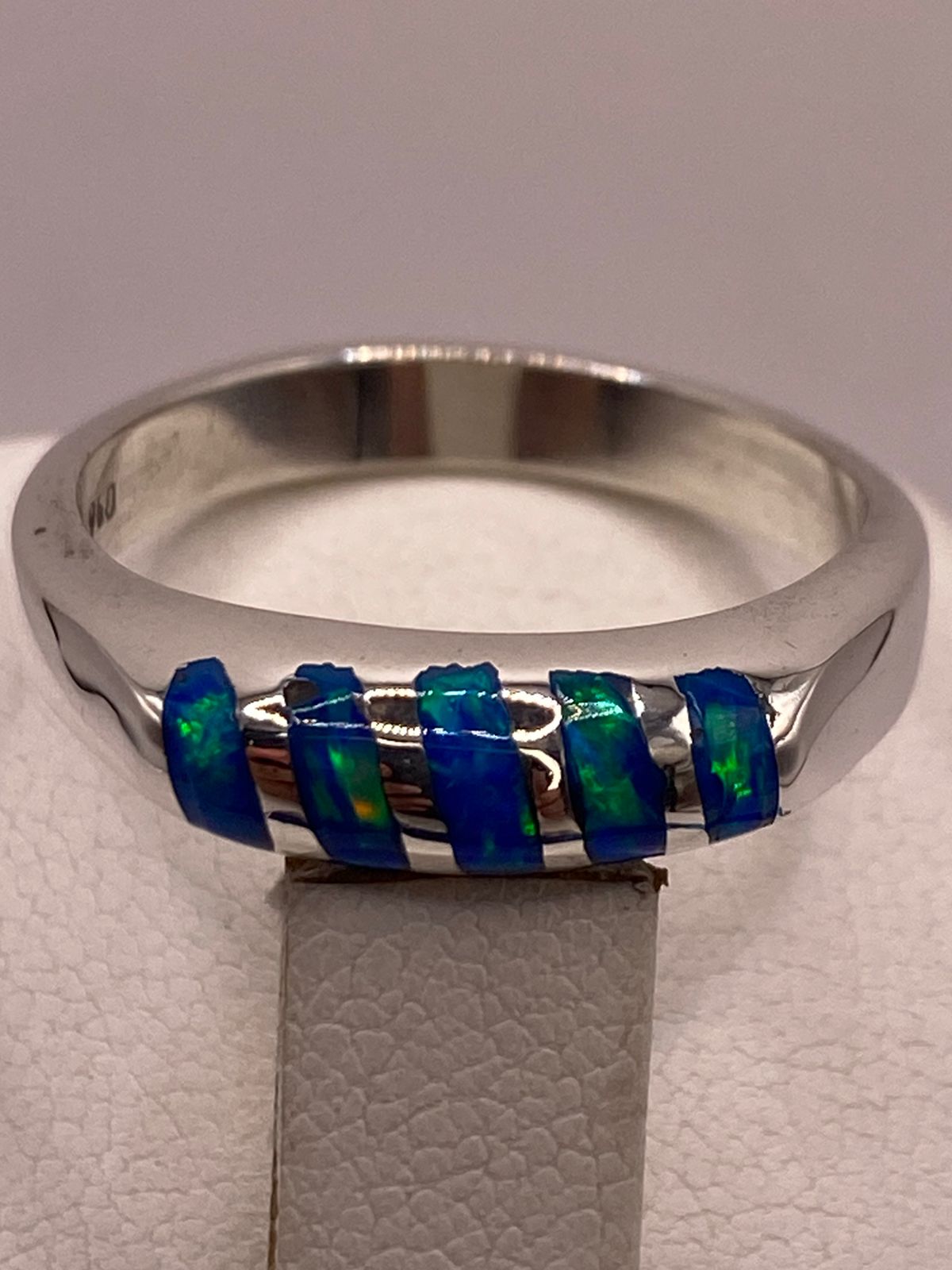 ANILLO DELGADO CON INCRUSTACIONES DE ÓPALO AZUL Y VERDE EN PLATA LEY 950