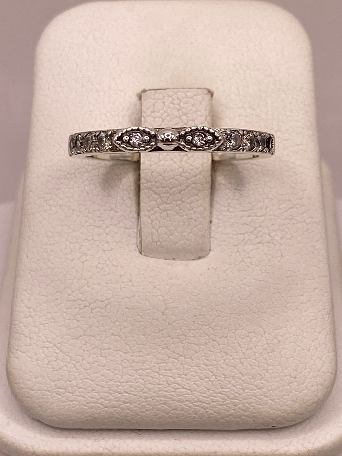 Anillo Delgado con Zirconias en Plata Ley 925