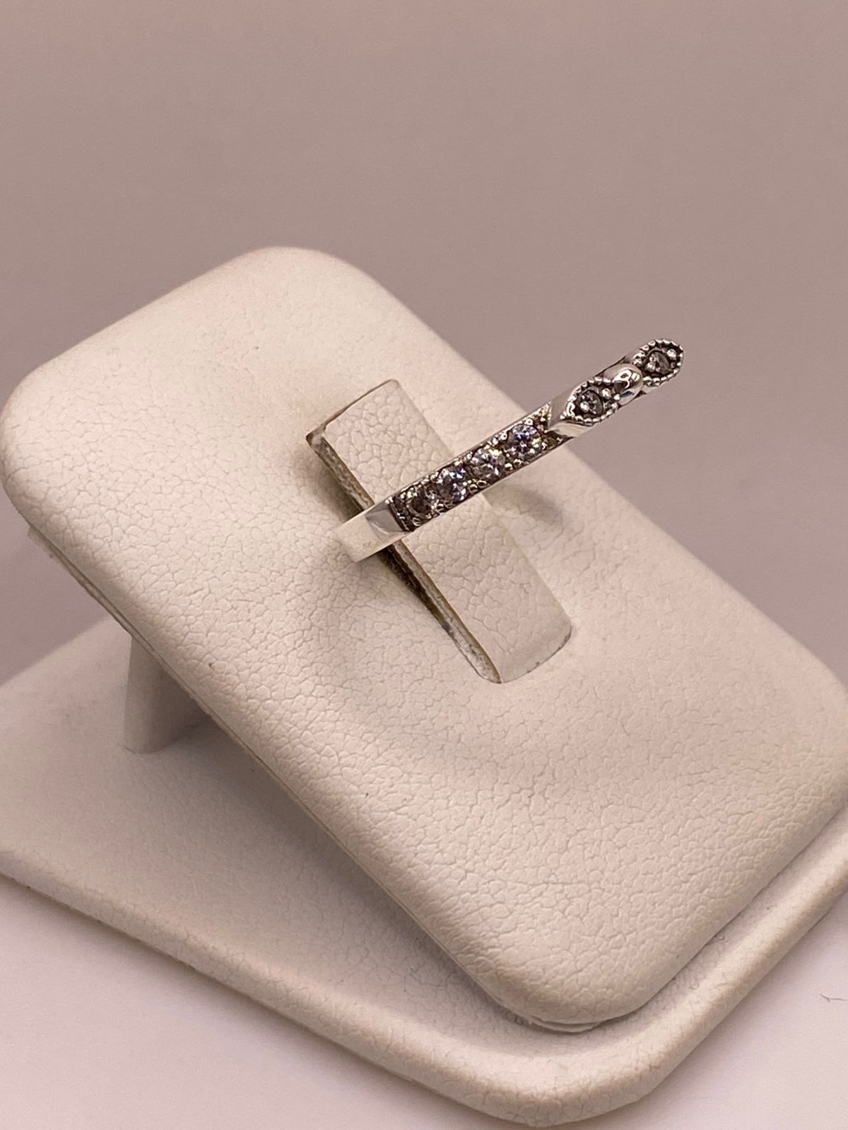 Anillo Delgado con Zirconias en Plata Ley 925