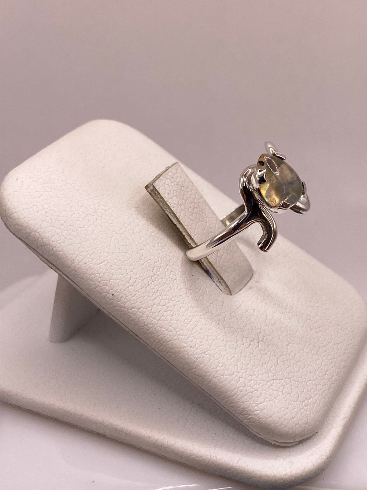 ANILLO DE DISEÑO ABIERTO DE PLATA LEY 925 CON ÁMBAR AHUMADO