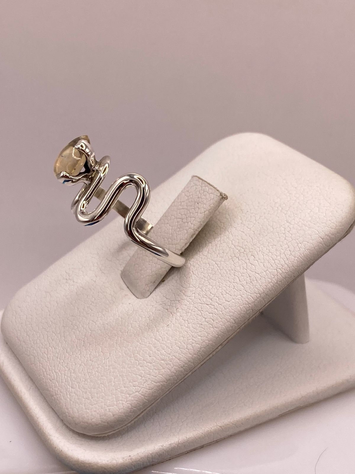 ANILLO DE DISEÑO ABIERTO DE PLATA LEY 925 CON ÁMBAR AHUMADO