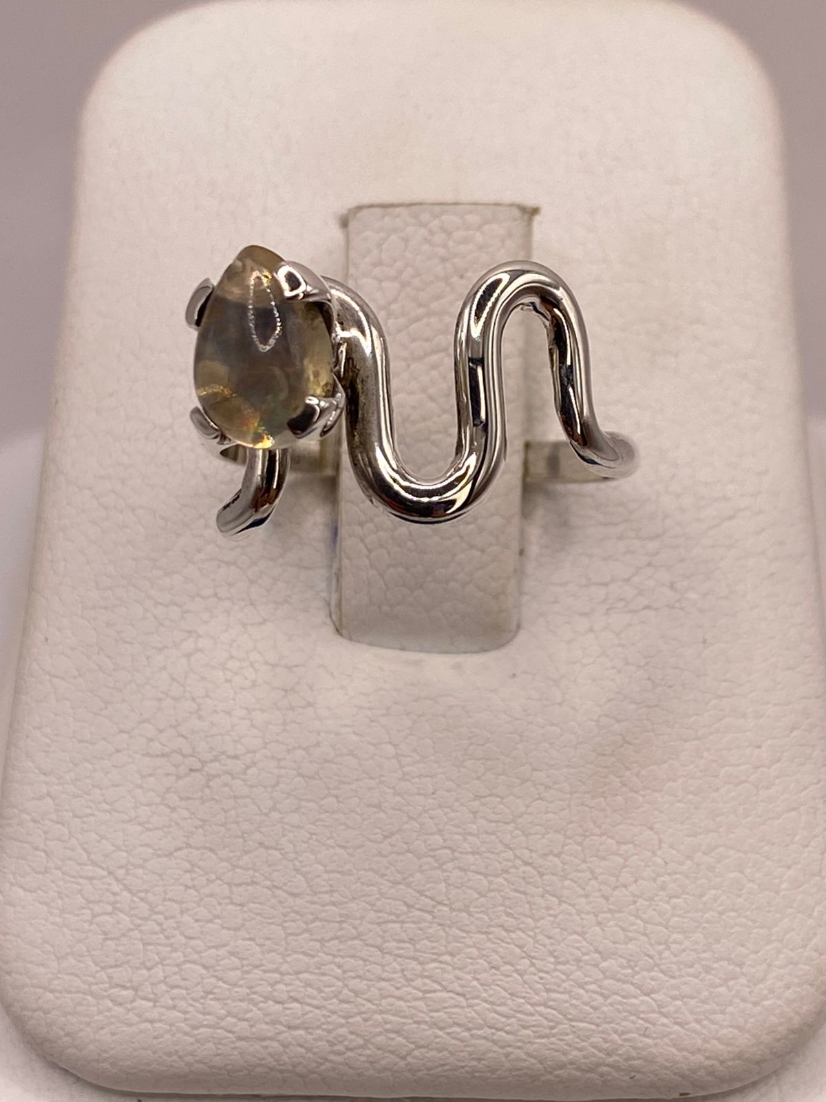 ANILLO DE DISEÑO ABIERTO DE PLATA LEY 925 CON ÁMBAR AHUMADO