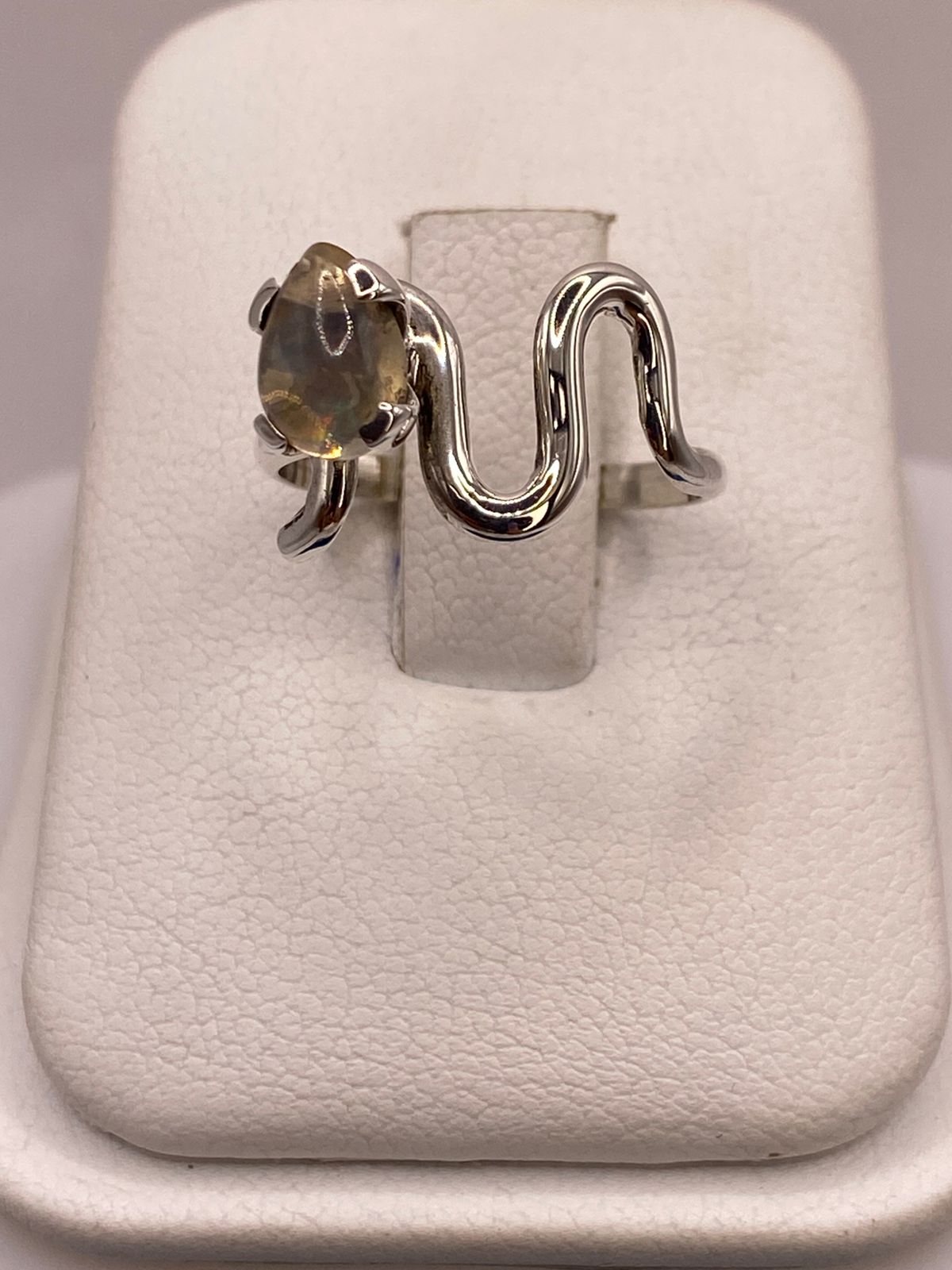 ANILLO DE DISEÑO ABIERTO DE PLATA LEY 925 CON ÁMBAR AHUMADO
