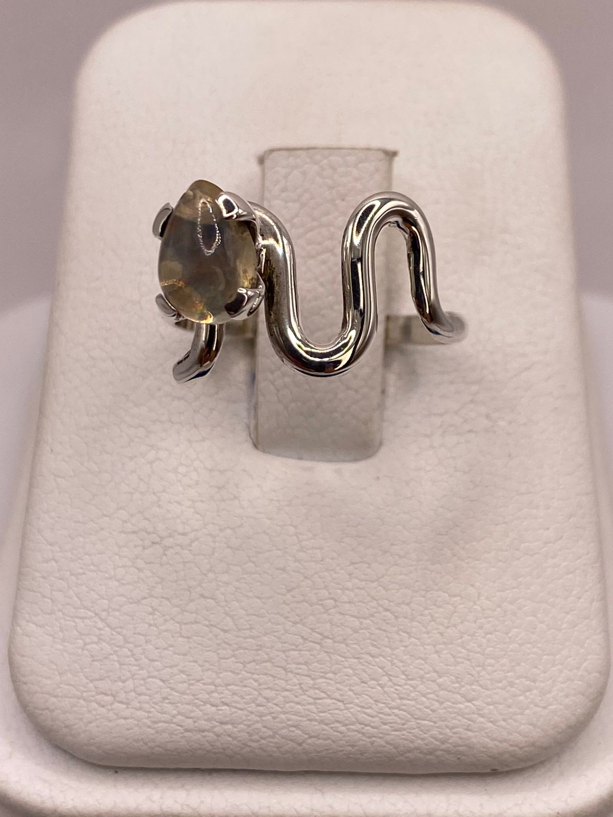 ANILLO DE DISEÑO ABIERTO DE PLATA LEY 925 CON ÁMBAR AHUMADO