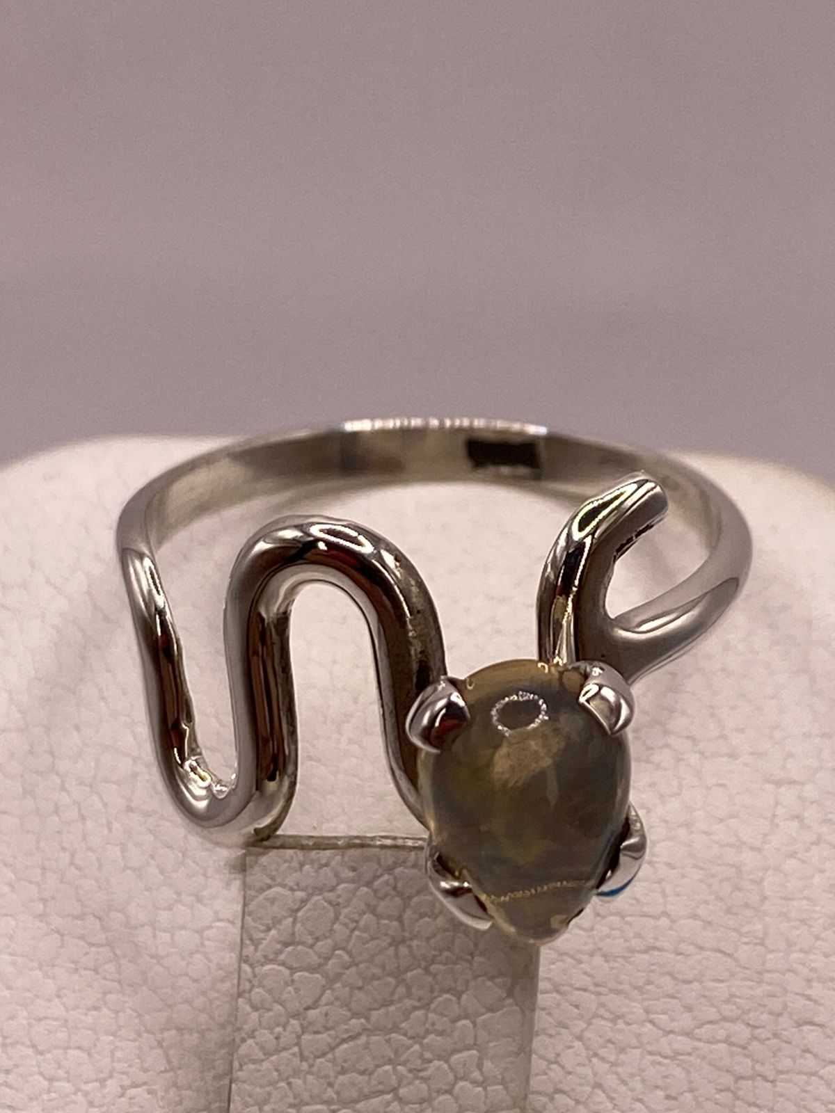 ANILLO DE DISEÑO ABIERTO DE PLATA LEY 925 CON ÁMBAR AHUMADO