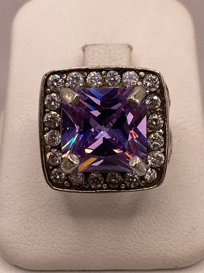 Anillo de plata .925 con zirconia morada cuadrada y halo puesto en la mano — solitario artesanal de Taxco