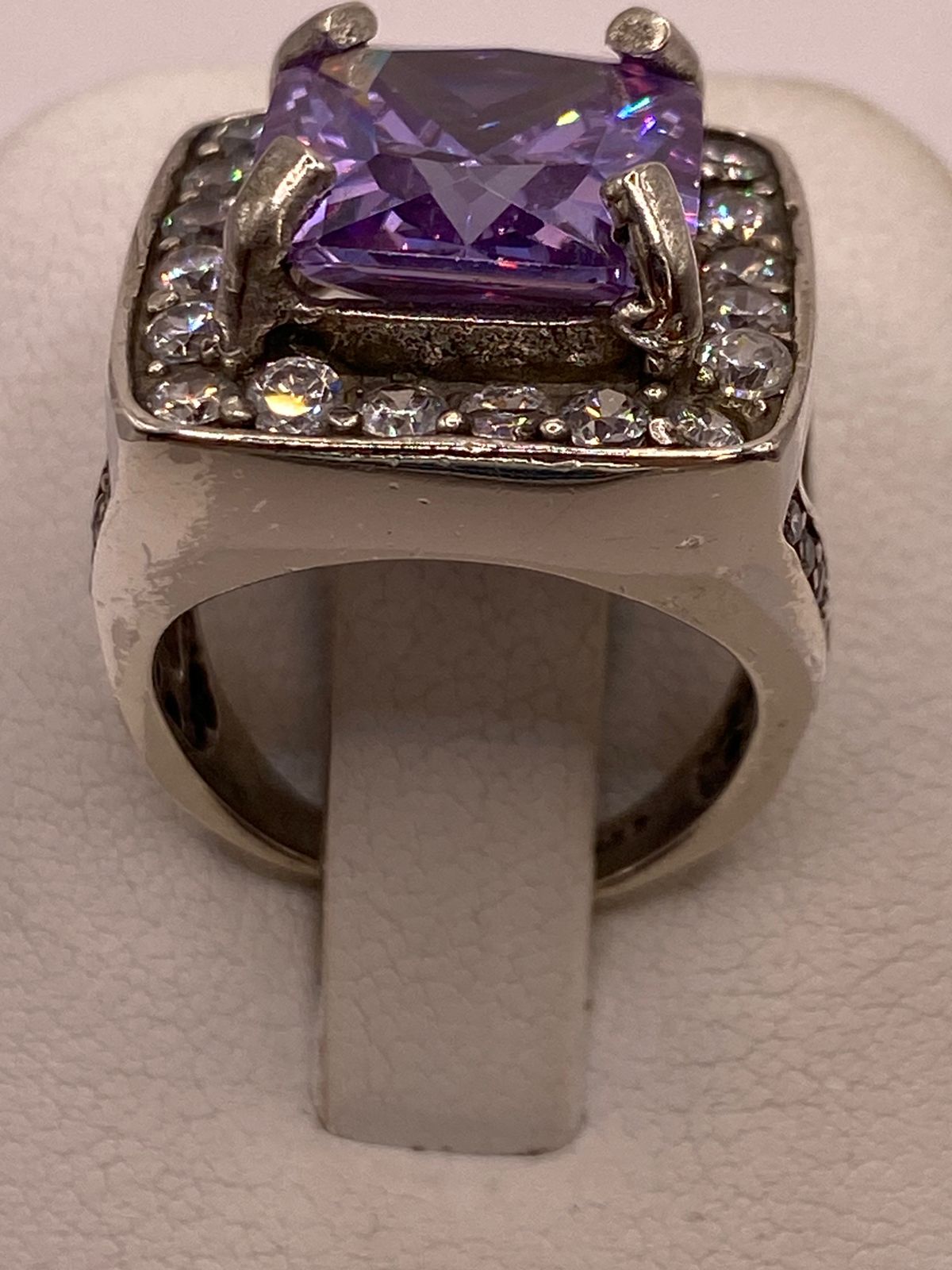 Zirconia cuadrada morada con una agarre de cuatro uñas