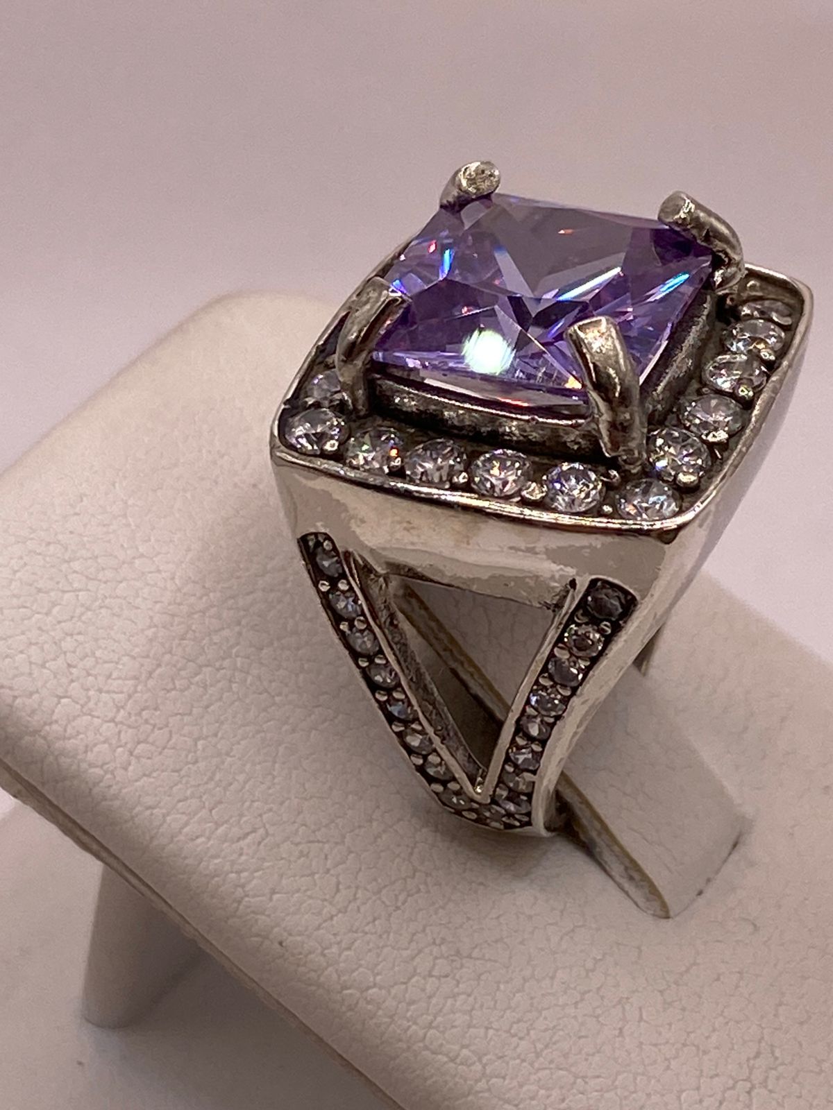 Anillo solitario con zirconia morada y laterales brillnates