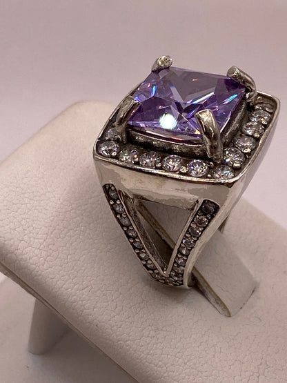 Anillo solitario con zirconia morada y laterales brillnates
