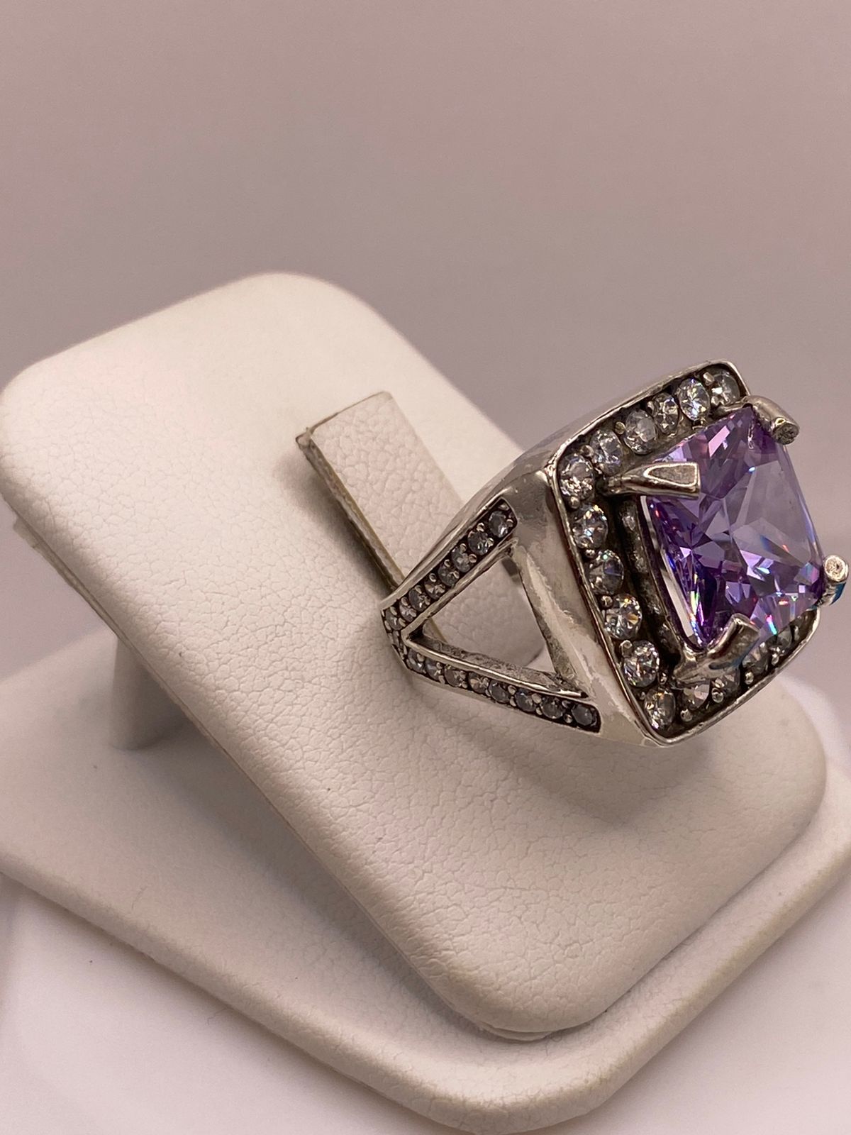Sello de ley .925 en el interior del anillo solitario con zirconia morada, hecho a mano en Taxco
