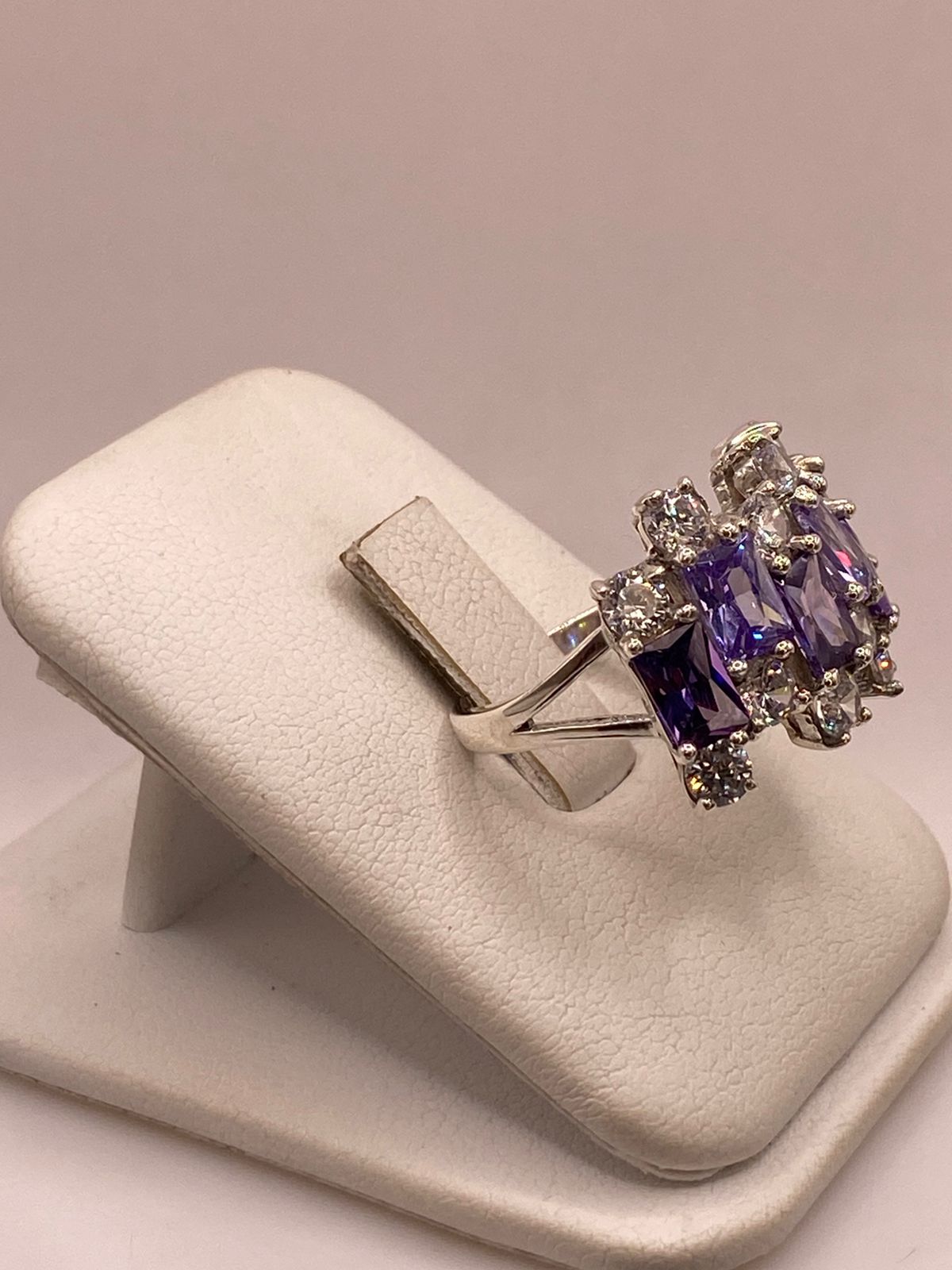 Anillo Elegante Multipiedra con Zirconias Moradas y Brillos en Plata Ley 925