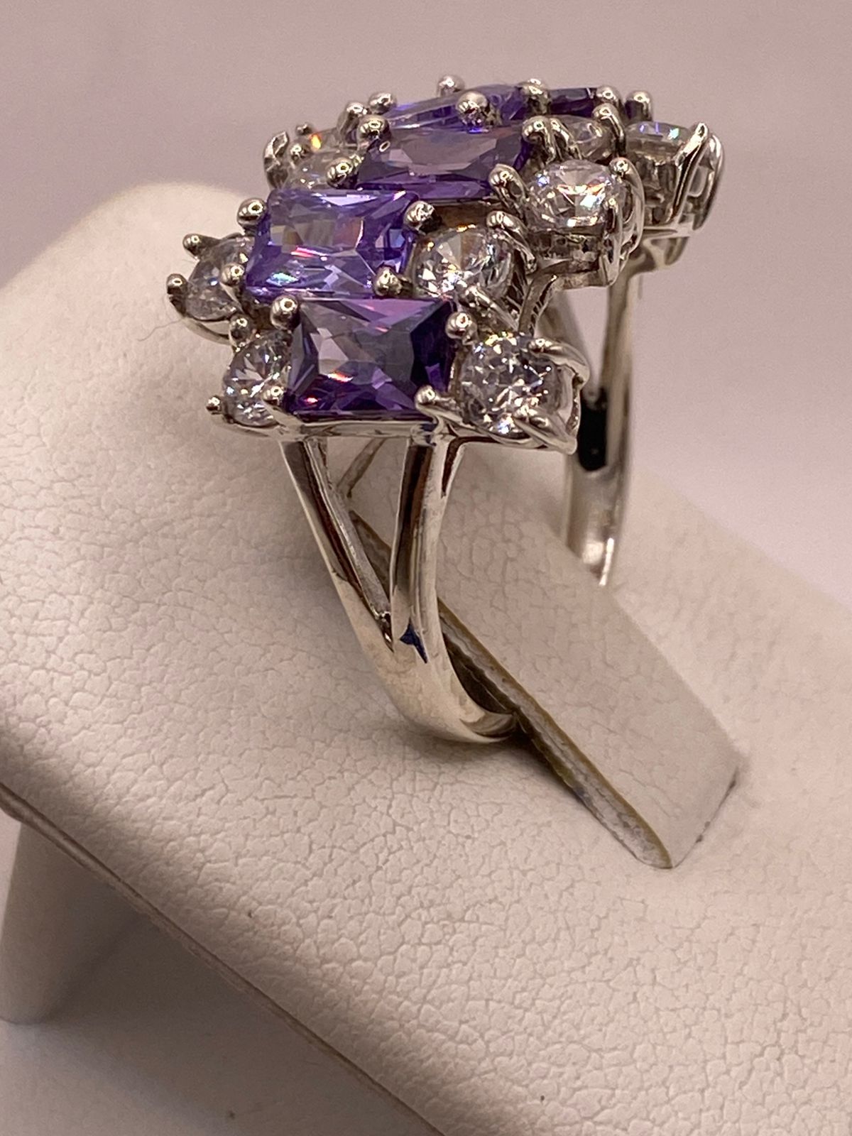 Anillo Elegante Multipiedra con Zirconias Moradas y Brillos en Plata Ley 925