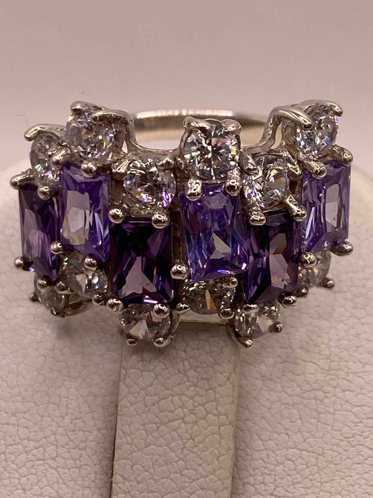 Anillo Elegante Multipiedra con Zirconias Moradas y Brillos en Plata Ley 925