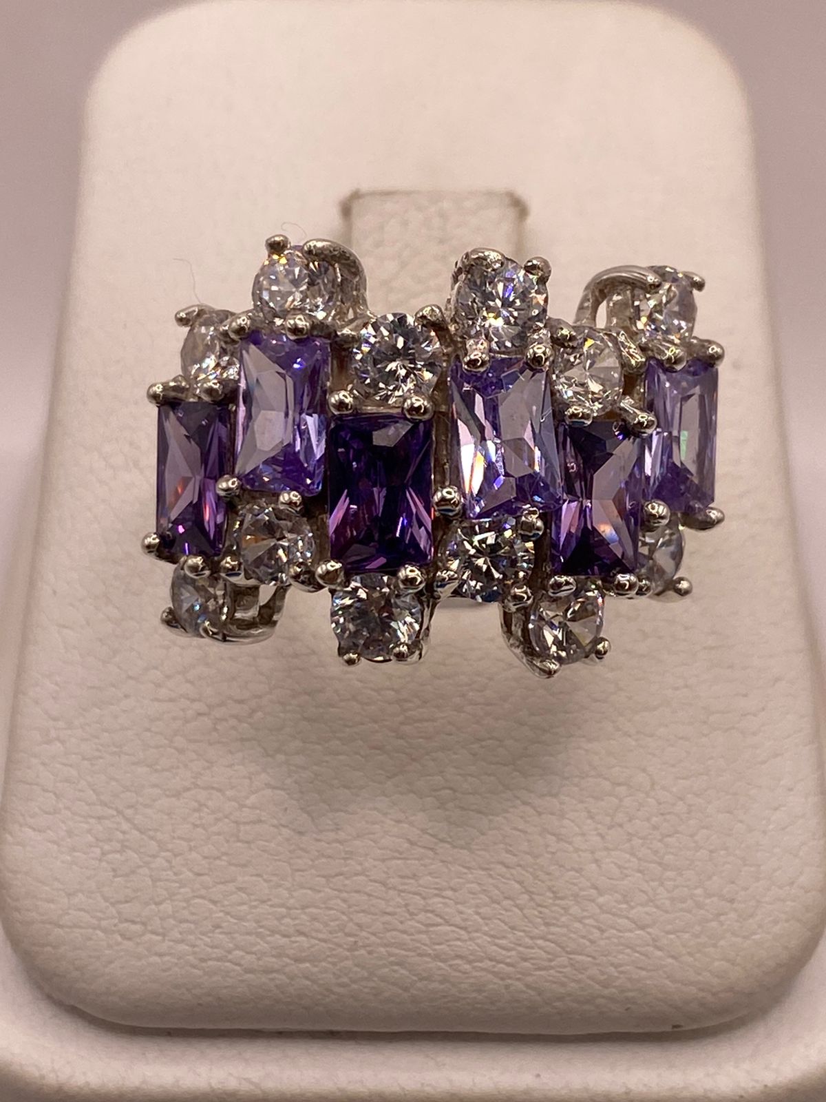 Anillo Elegante Multipiedra con Zirconias Moradas y Brillos en Plata Ley 925