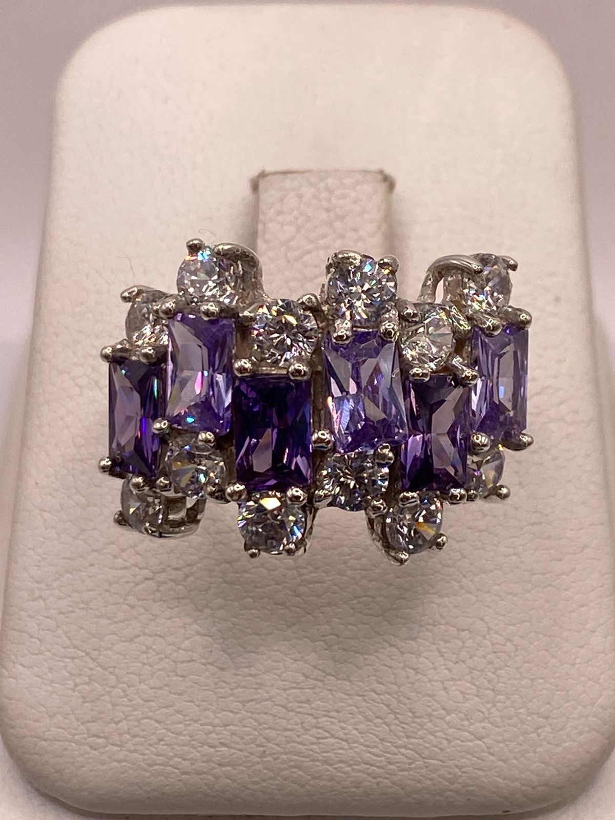 Anillo Elegante Multipiedra con Zirconias Moradas y Brillos en Plata Ley 925
