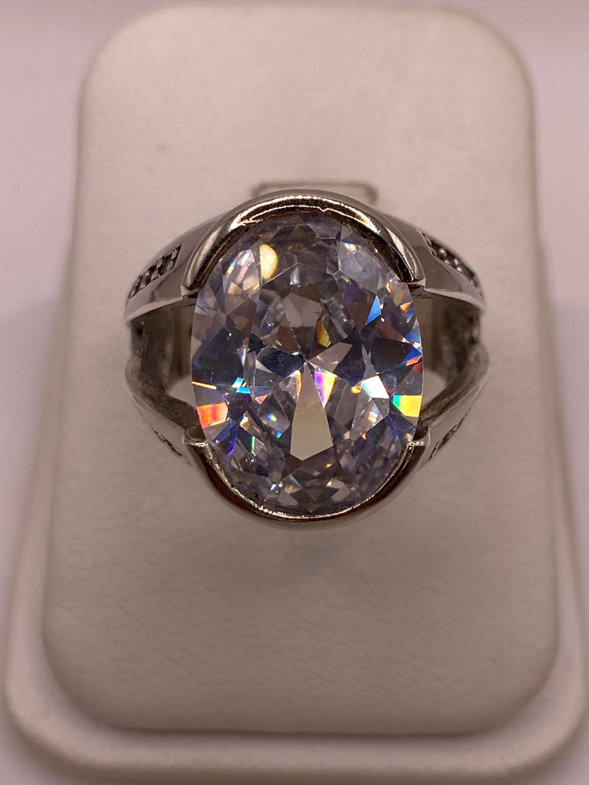 Anillo Elegante Ovalado con Zirconia Brillante en Plata Ley 925